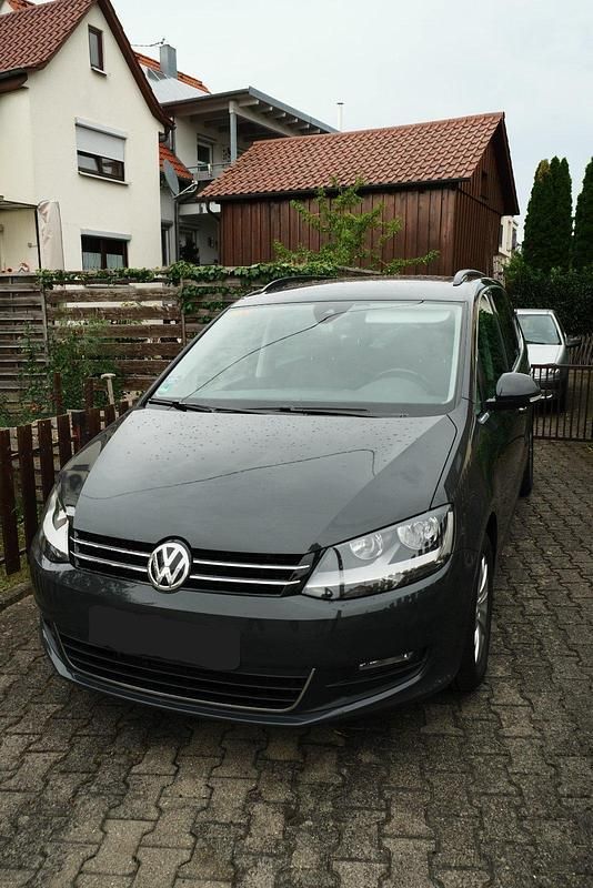 Grau Gebraucht 2019 VW Sharan Comfortline Van / Kleinbus | 15.500 € (Fairer Preis) - Bild 1/4
