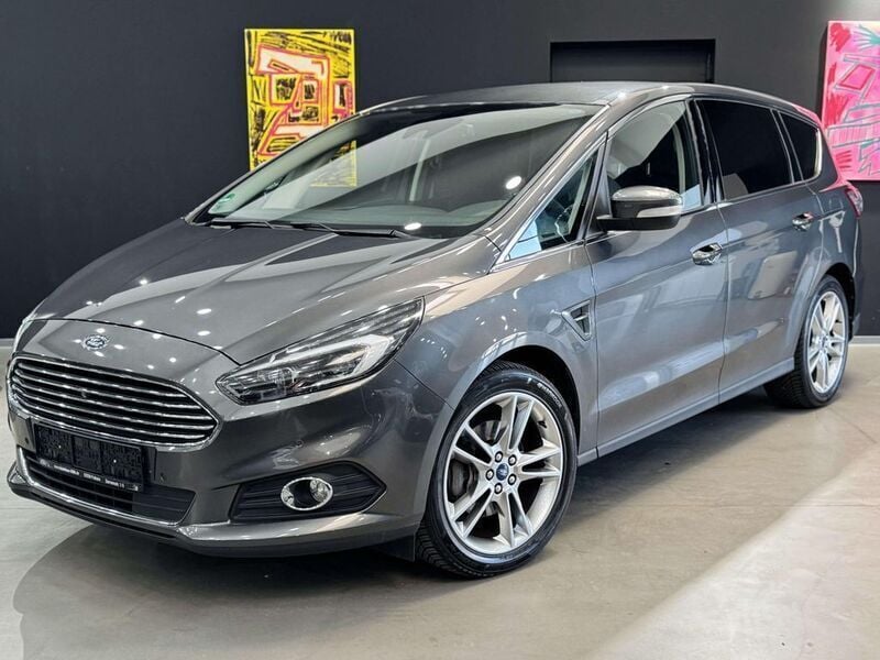 Grau Gebraucht 2017 Ford S-MAX Titanium Van / Kleinbus | 16.950 € (Teuer) - Bild 1/4