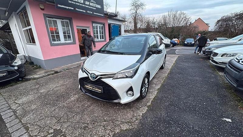 Weiß Gebraucht 2015 Toyota Yaris Hybrid Club Limousine | 11.990 € (Fairer Preis) - Bild 1/4