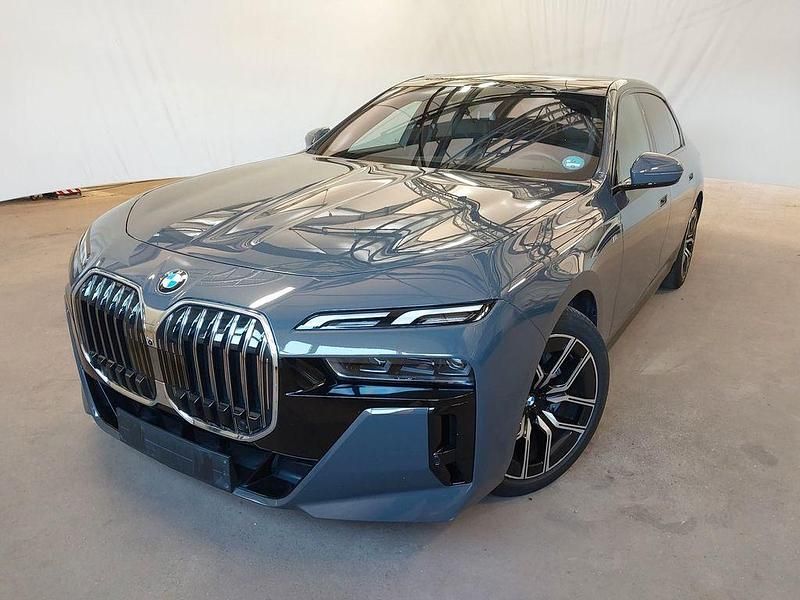 Grau Gebraucht 2024 BMW 740 M Sport Limousine | 89.999 € (Guter Preis) - Bild 1/4