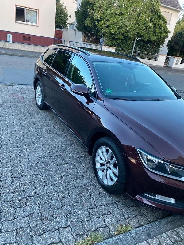 Rot Gebraucht 2018 VW Passat Coupé | 16.000 € (Fairer Preis) - Bild 1/4
