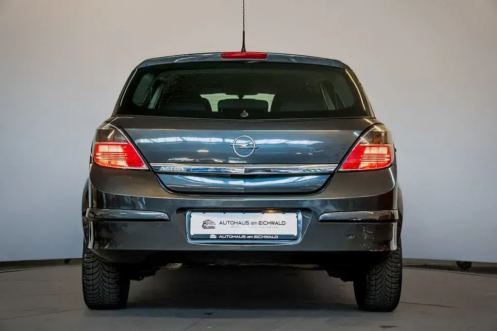 Używany Opel Astra Selection 90 KM (66 kW) 2009 Szary Sedan/Limuzyna