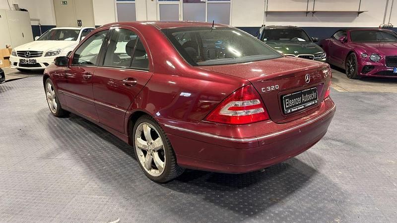 Gebraucht Mercedes C320 Elegance 218 PS (160 kW) 2005 Rot Limousine