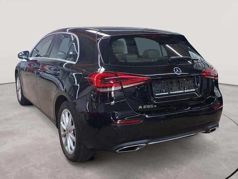 Gebraucht Mercedes A250 Progressive 160 PS (117 kW) 2022 Kosmosschwarz metallic Limousine