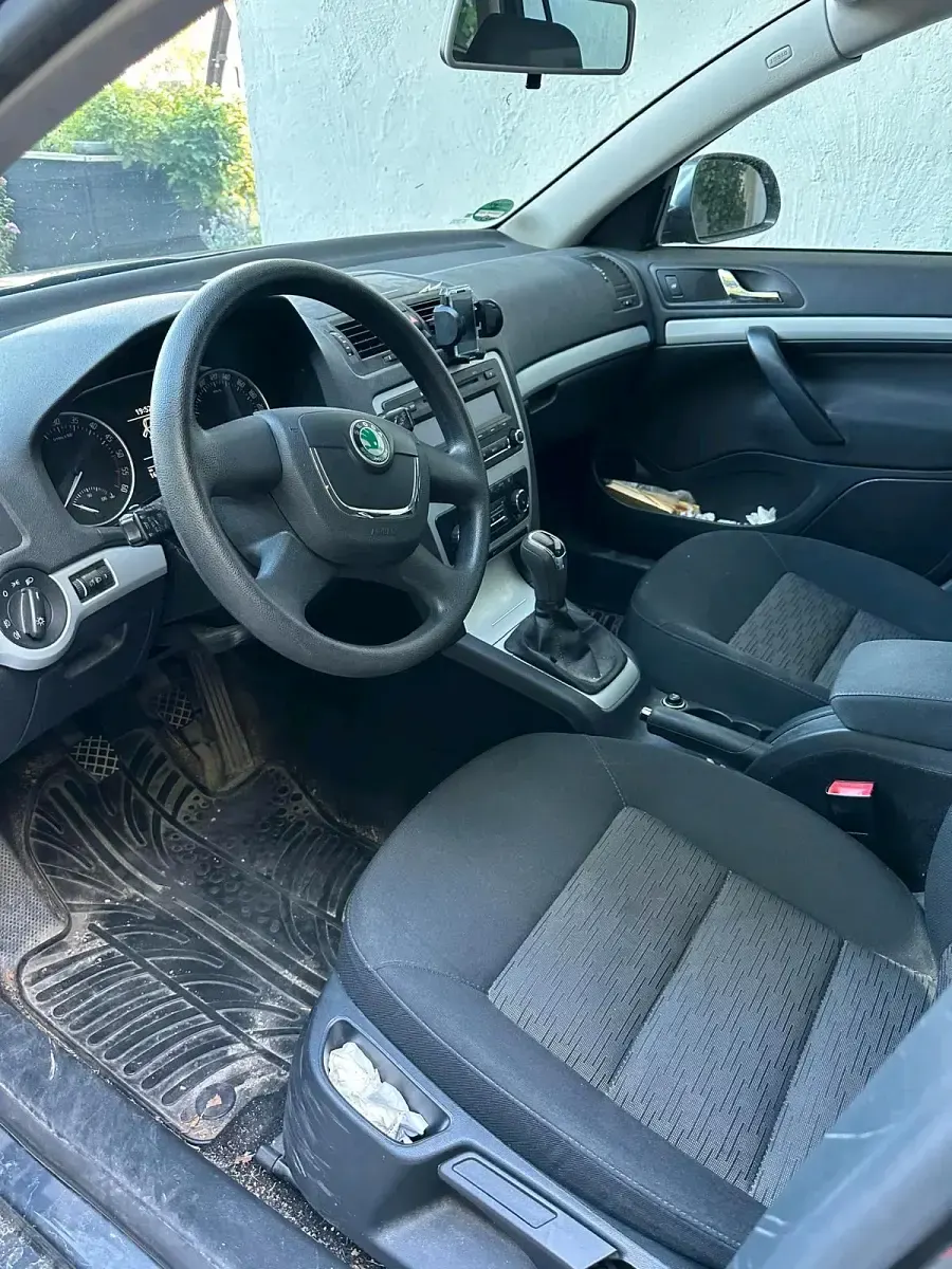 Gebraucht Skoda Octavia 105 PS (77 kW) 2011 Grau Kombi