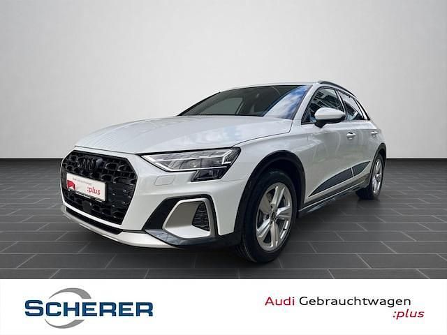 Gletscherweiß metallic (metallic) Gebraucht 2024 Audi A3 Ambiente Limousine | 33.490 € (Etwas zu teuer) - Bild 1/4