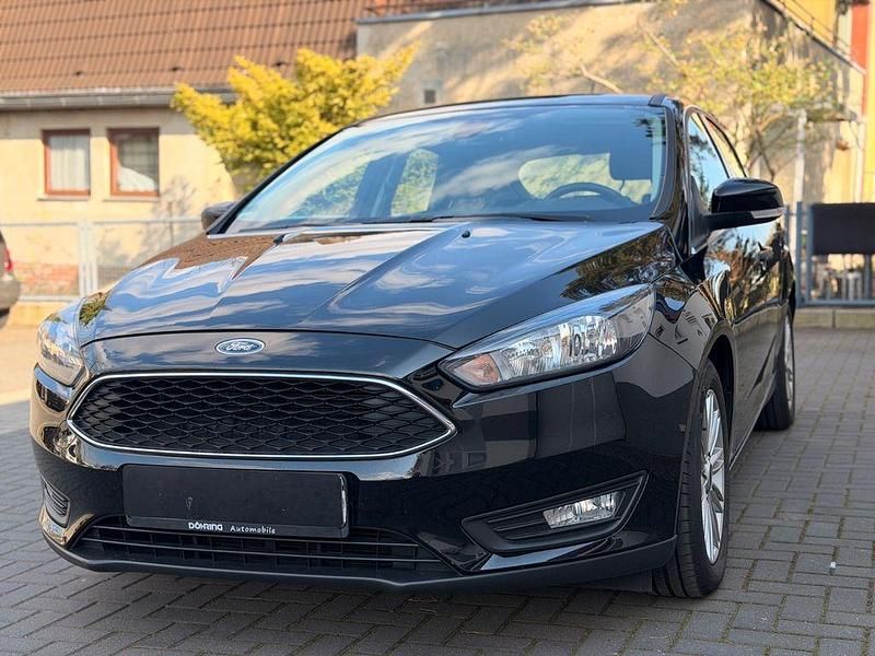 Gebraucht Ford Focus Cool & Connect 125 PS (91 kW) 2017 Schwarz Limousine