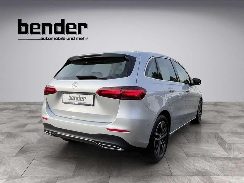 Gebraucht Mercedes B200 Progressive 163 PS (119 kW) 2023 Iridiumsilber  metalliclack Van / Kleinbus