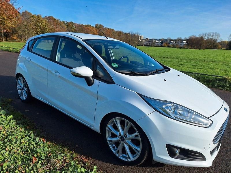 Gebraucht Ford Fiesta 75 PS (55 kW) 2016 Weiß Kleinwagen