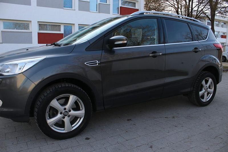 Gebraucht Ford Kuga Titanium 182 PS (133 kW) 2016 Grau SUV