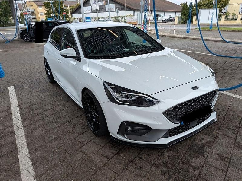 Weiß Gebraucht 2019 Ford Focus S Limousine | 19.990 € (Fairer Preis) - Bild 1/4