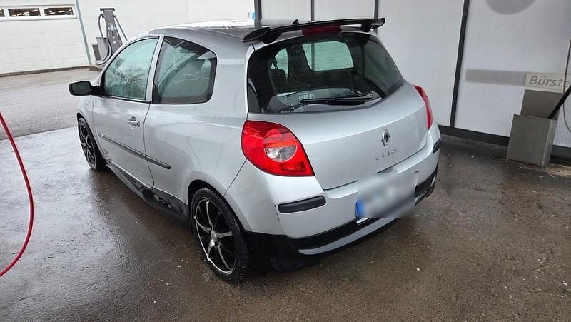 Gebraucht Renault Clio II 75 PS (55 kW) 2009 Silber Kleinwagen