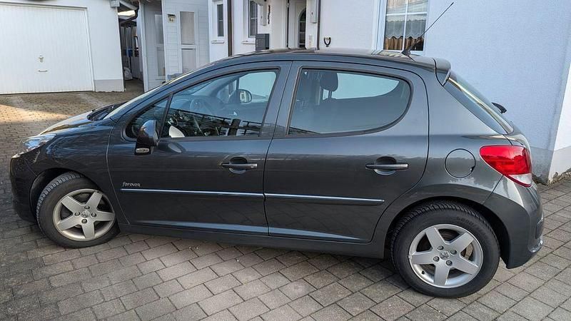 Gebraucht Peugeot 207 Forever 95 PS (69 kW) 2012 Grau Limousine