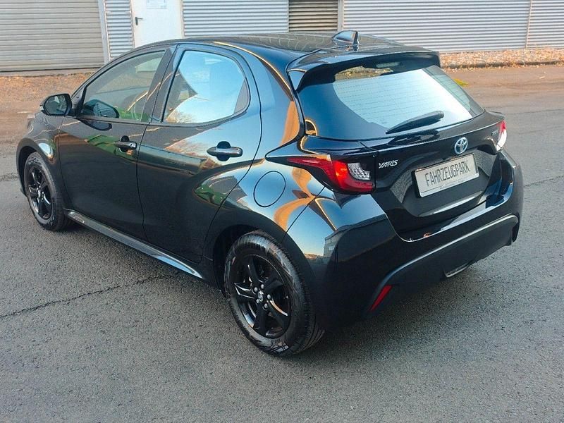 Schwarz Gebraucht 2022 Toyota Yaris Hybrid Business Edition Kleinwagen | 17.999 € (Fairer Preis) - Bild 1/4