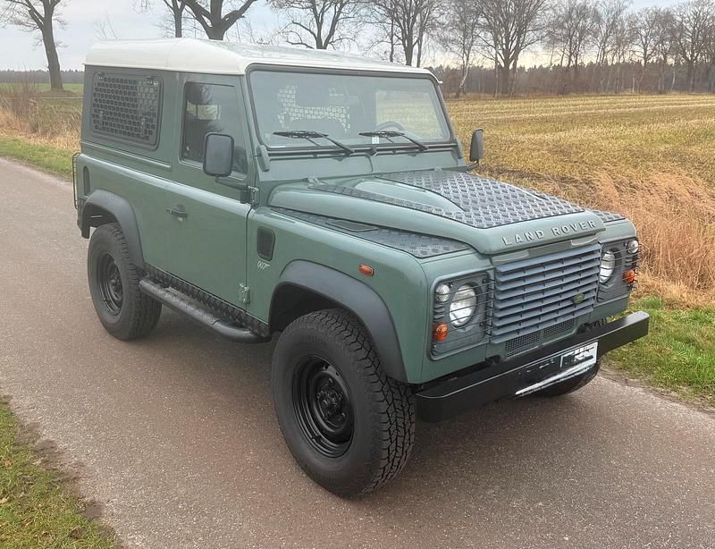 Grün Gebraucht 2013 Land Rover Defender Kombi | 39.900 € - Bild 1/4