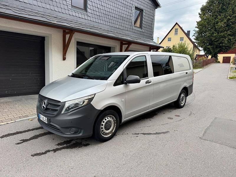 Silber Gebraucht 2019 Mercedes Vito Van / Kleinbus | 19.500 € - Bild 1/4