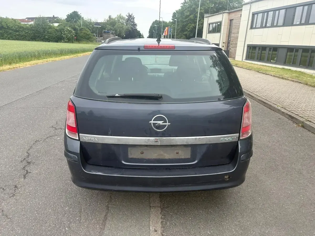 Używany Opel Astra 90 KM (66 kW) 2009 Szary Kombi