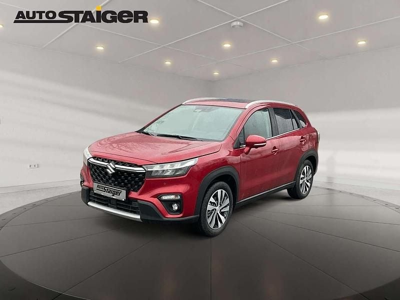 Energetic red pearl metallic Gebraucht 2024 Suzuki SX4 S-Cross Comfort+ SUV | 25.390 € (Superpreis) - Bild 1/4