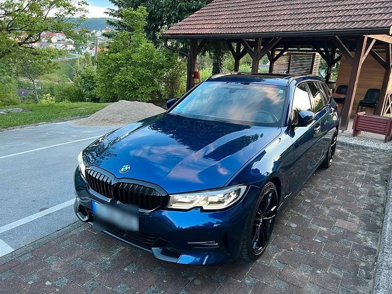 Blau Gebraucht 2019 BMW 330 Shadowline Kombi | 28.990 € (Guter Preis) - Bild 1/4