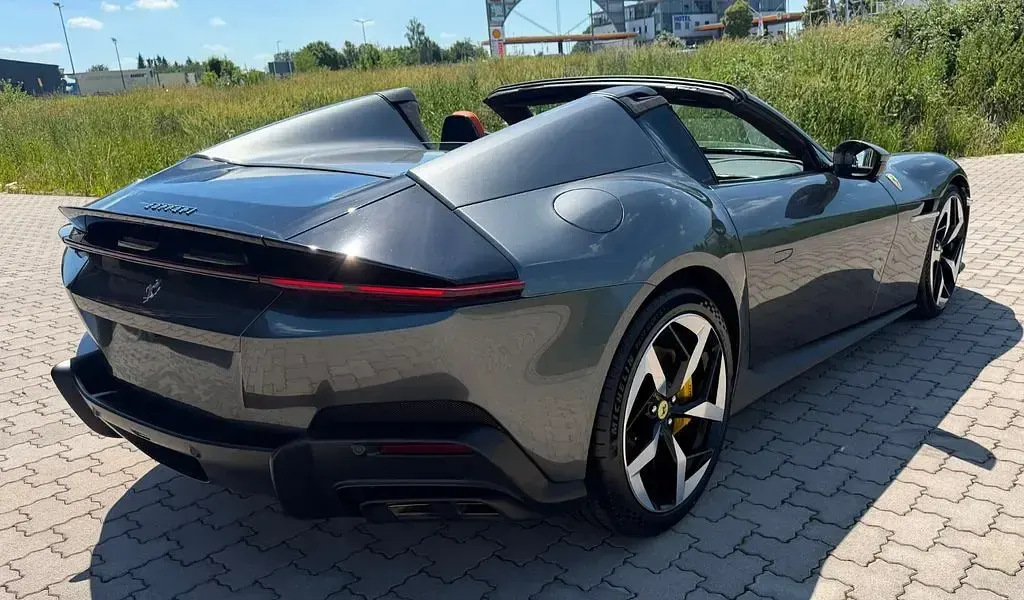 Neu Ferrari 12 Cilindri 831 PS (611 kW) 2026 Grau Cabrio