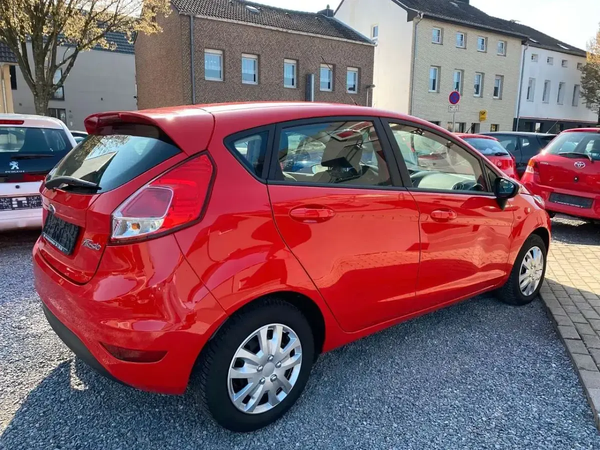 Gebraucht Ford Fiesta Trend 82 PS (60 kW) 2015 Rot Kleinwagen