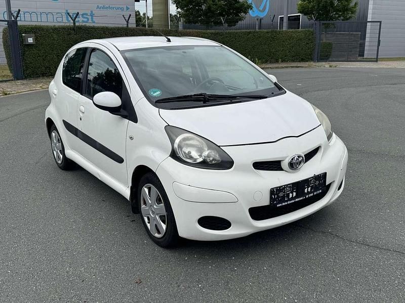 Weiß Gebraucht 2010 Toyota Aygo Kleinwagen | 1.999 € (Fairer Preis) - Bild 1/4