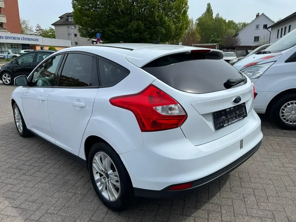 Usata Ford Focus 125 CV (91 kW) 2011 Bianco Utilitaria