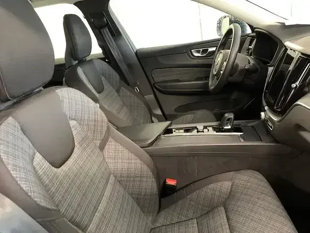 Gebraucht Volvo XC60 Core 197 PS (144 kW) 2022 Denim blue / metallic SUV