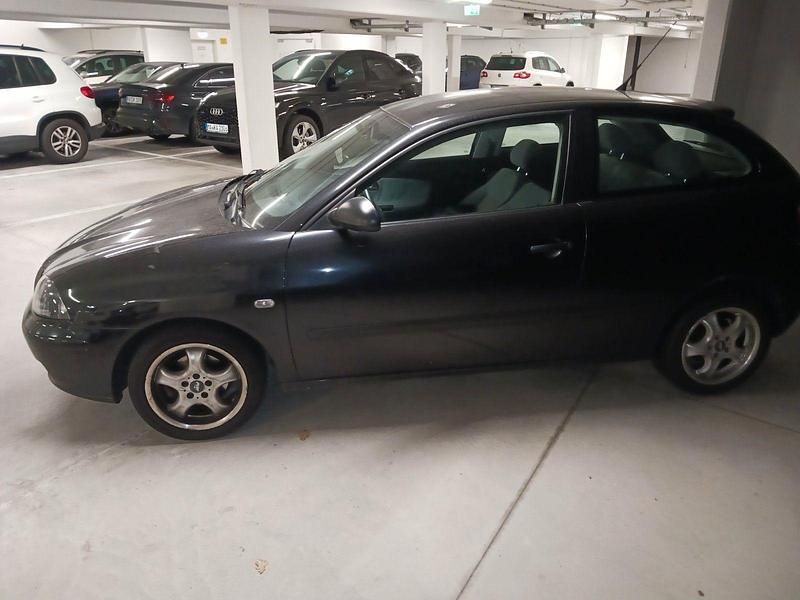Schwarz Gebraucht 2003 Seat Ibiza Sport Limousine | 1.000 € (Fairer Preis) - Bild 1/4