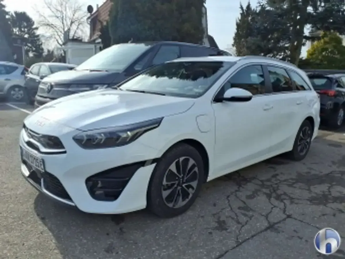 Gebraucht Kia Ceed Sportswagon Vision 141 PS (103 kW) 2023 (wd) cararraweiss Kombi