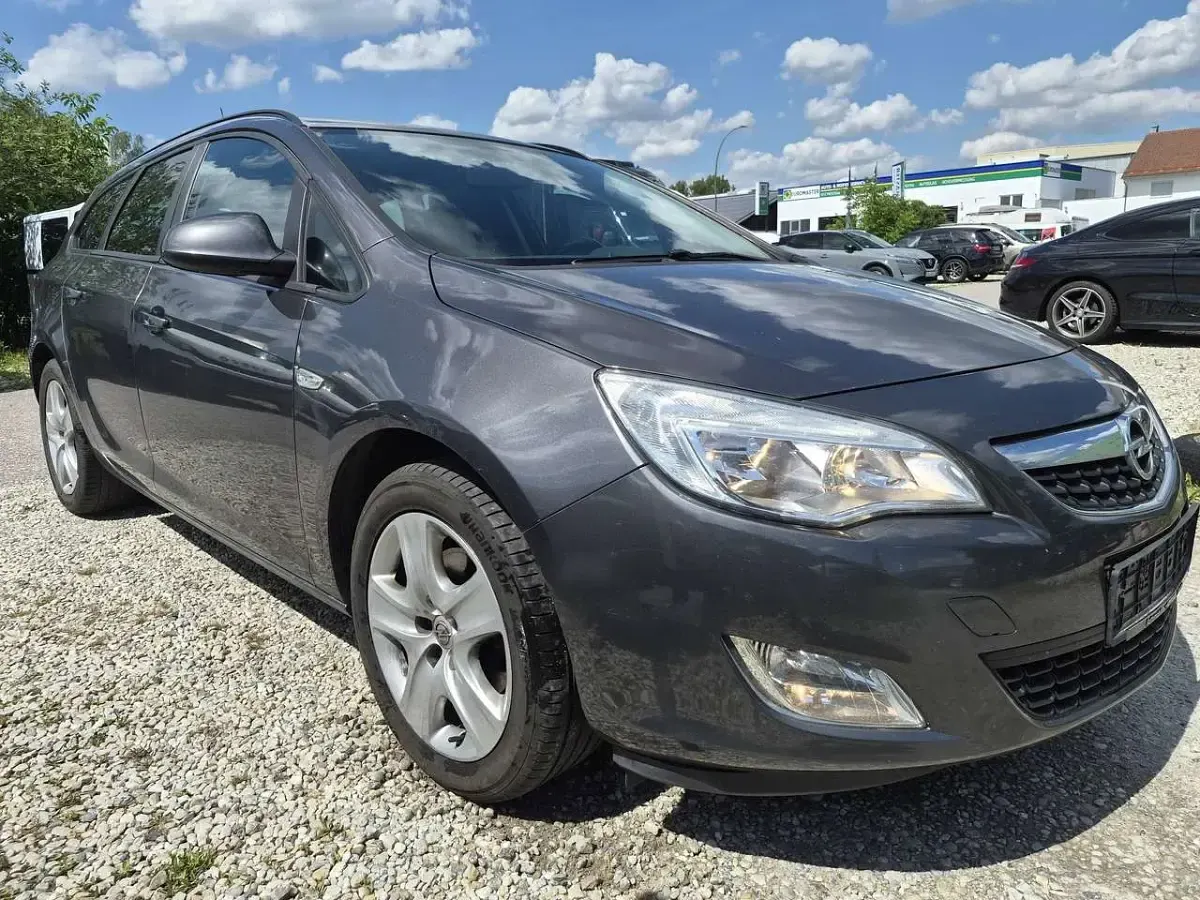 Gebraucht Opel Astra Design Edition 125 PS (91 kW) 2011 Karbongrau Kombi