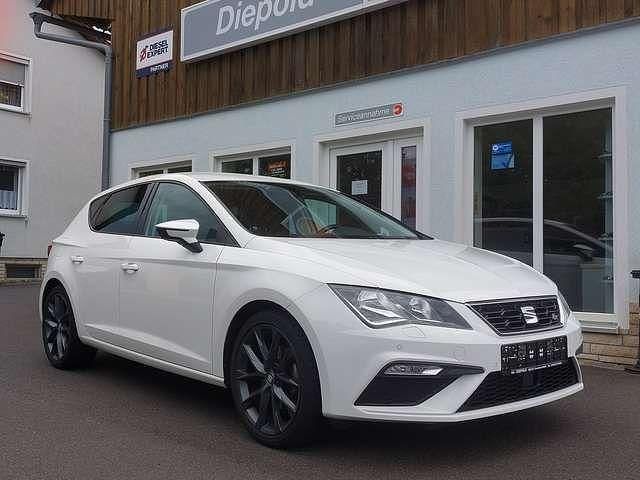 Candyweiss Gebraucht 2019 Seat Leon FR Limousine | 17.490 € (Fairer Preis) - Bild 1/4