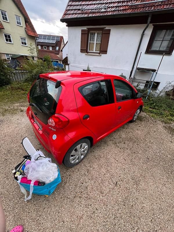 Rot Gebraucht 2007 Toyota Aygo Kleinwagen | 800 € (Superpreis) - Bild 1/3