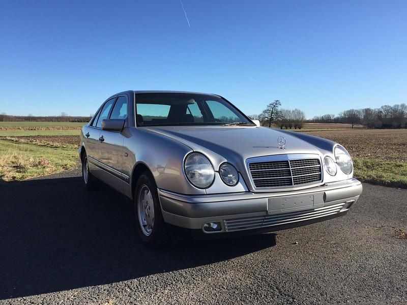 Gebraucht Mercedes E290 129 PS (94 kW) 1997 Silber Limousine