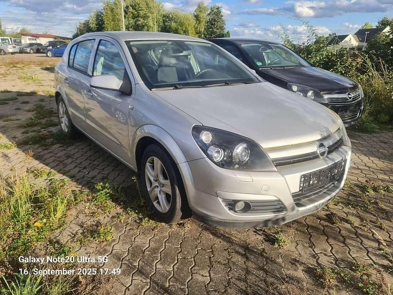 Silber Gebraucht 2004 Opel Astra Enjoy Limousine | 1.200 € (Superpreis) - Bild 1/4