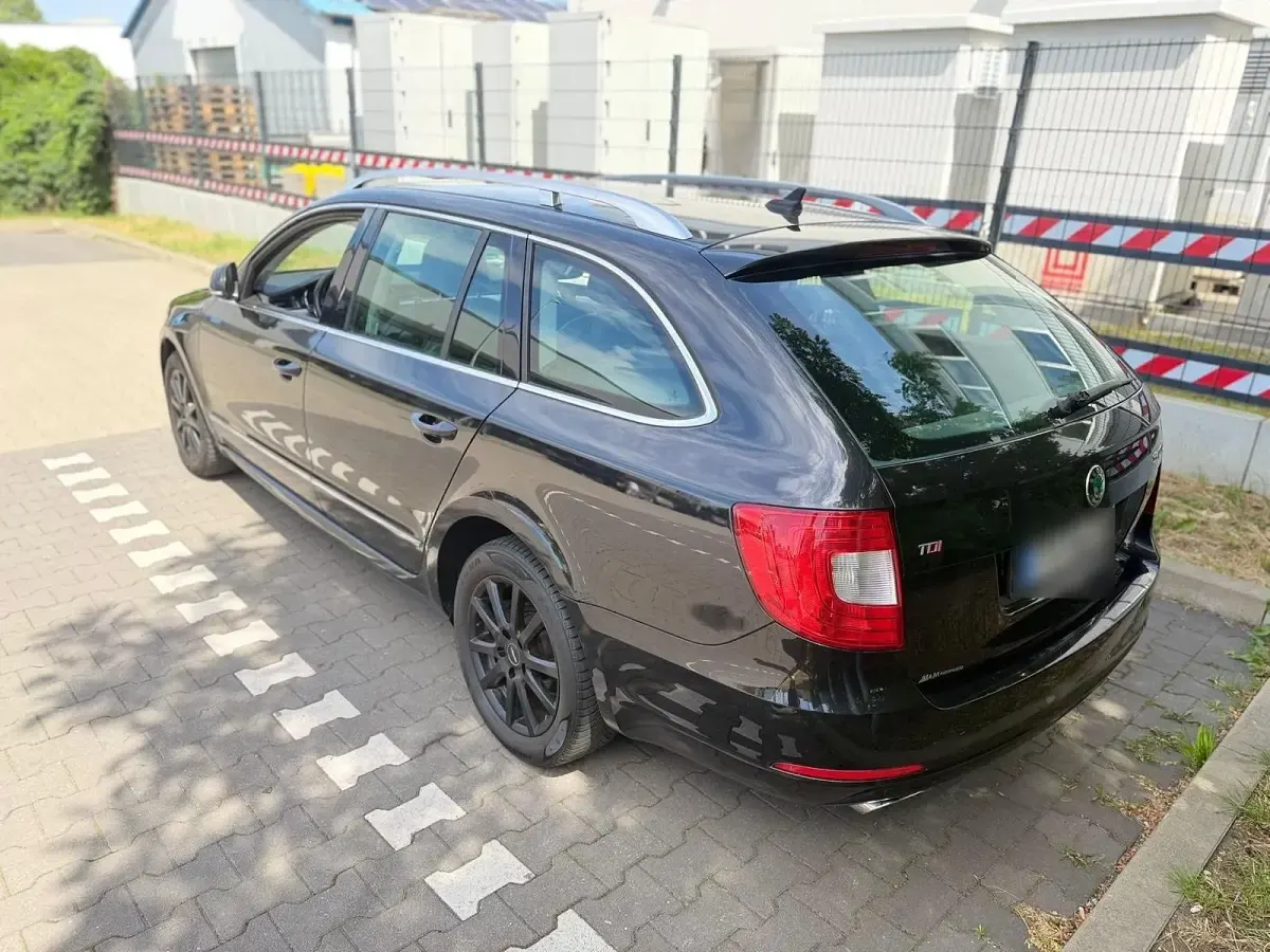 Gebraucht Skoda Superb 170 PS (125 kW) 2011 Schwarz Kombi