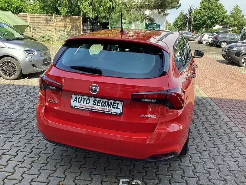 Usado Fiat Tipo 130 CV (95 kW) 2024 Rojo Familiar