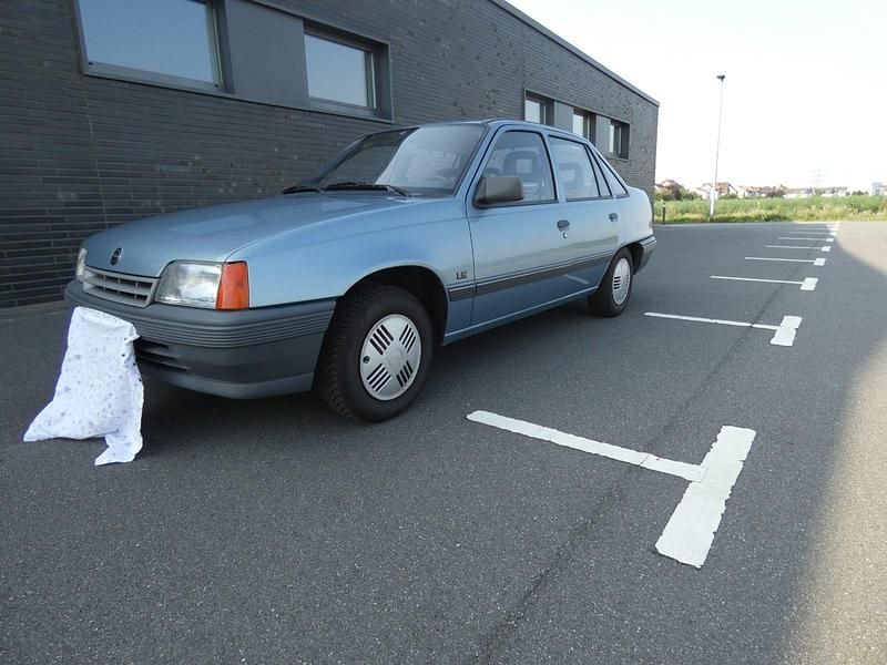 Blau Gebraucht 1991 Opel Kadett Limousine | 2.500 € - Bild 1/4