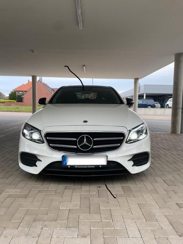 Weiß Gebraucht 2017 Mercedes E220 AMG line Limousine | 26.000 € - Bild 1/4