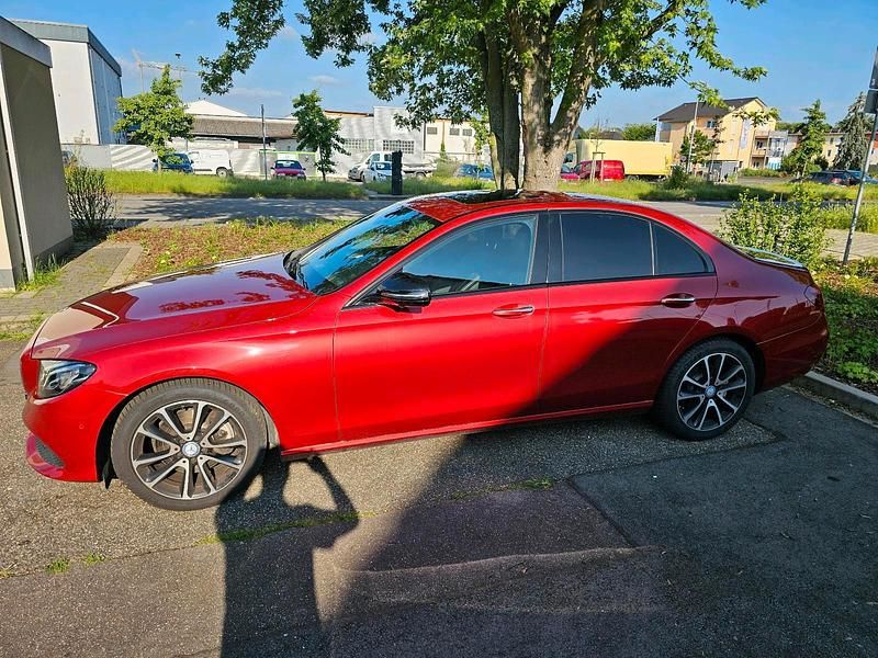 Gebraucht Mercedes E220 194 PS (142 kW) 2017 Rot Limousine