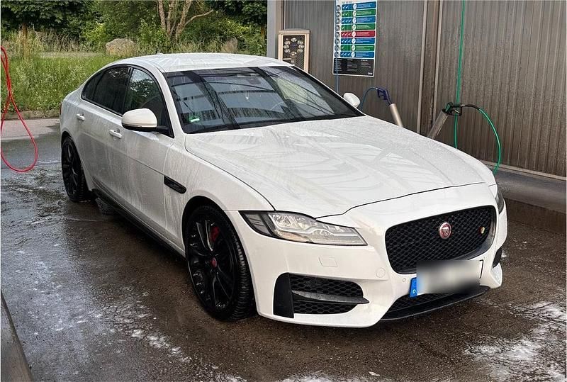 Weiß Gebraucht 2016 Jaguar XF Limousine | 17.890 € - Bild 1/4