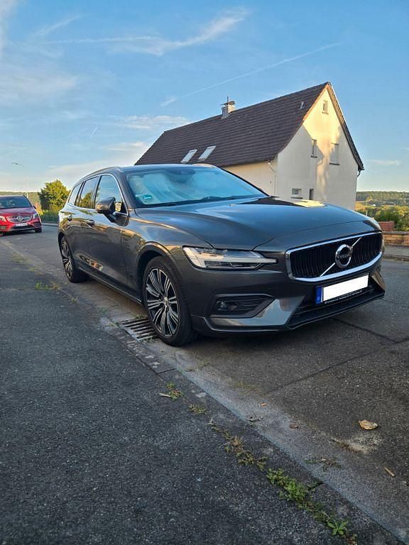 Grau Gebraucht 2020 Volvo V60 Kombi | 21.800 € (Superpreis) - Bild 1/4