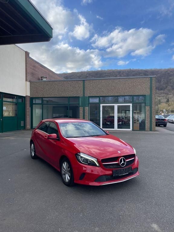 Gebraucht Mercedes A200 136 PS (100 kW) 2017 Rot Limousine