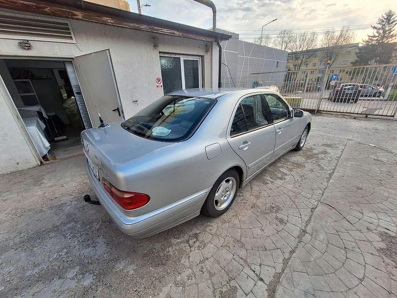 Gebraucht Mercedes E200 Classic 163 PS (119 kW) 2001 Silber Limousine
