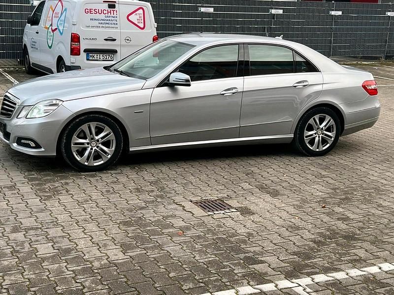 Silber Gebraucht 2010 Mercedes E250 Avantgarde Limousine | 9.600 € - Bild 1/4