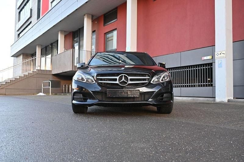 Schwarz Gebraucht 2014 Mercedes E250 Limousine | 13.400 € (Etwas zu teuer) - Bild 1/4