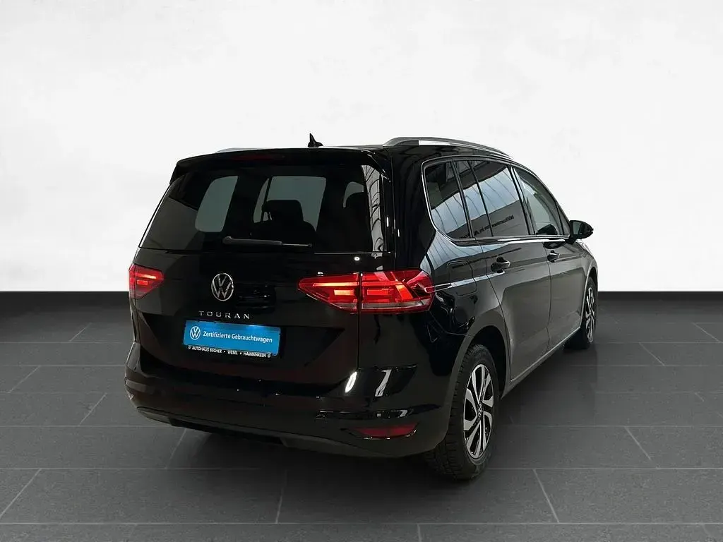Gebraucht VW Touran Active 150 PS (110 kW) 2023 Schwarz Van / Kleinbus