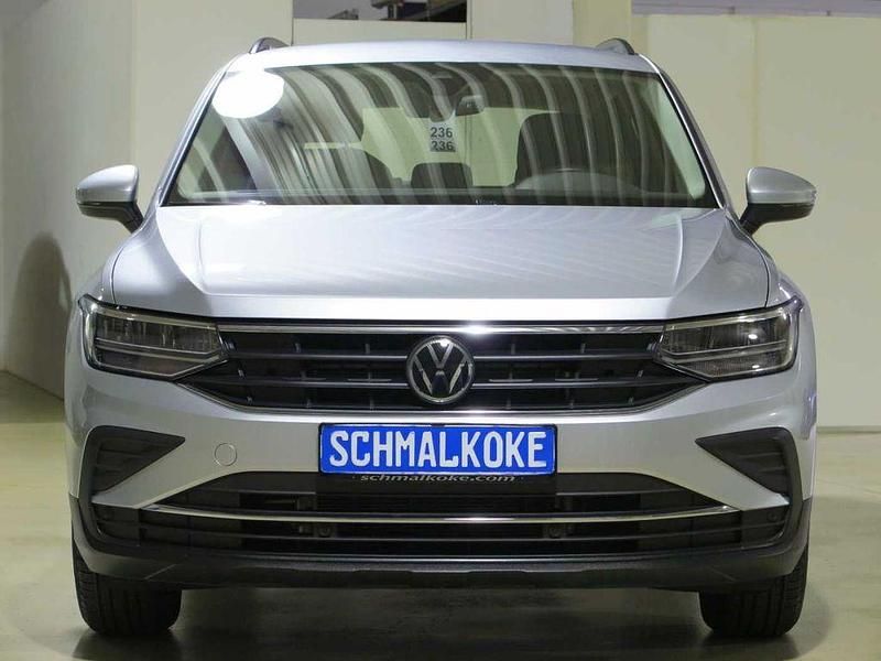 Reflex silver (metallic) Gebraucht 2021 VW Tiguan Life SUV | 23.500 € (Superpreis) - Bild 1/4