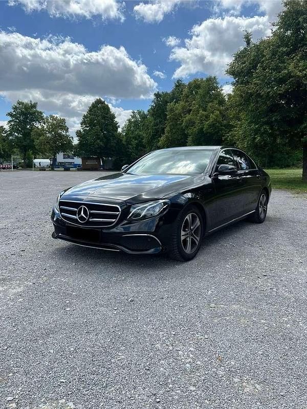 Schwarz Gebraucht 2018 Mercedes E300 Avantgarde Limousine | 30.999 € (Teuer) - Bild 1/4