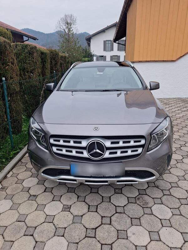 Grau Gebraucht 2017 Mercedes GLA220 SUV | 23.999 € (Fairer Preis) - Bild 1/4